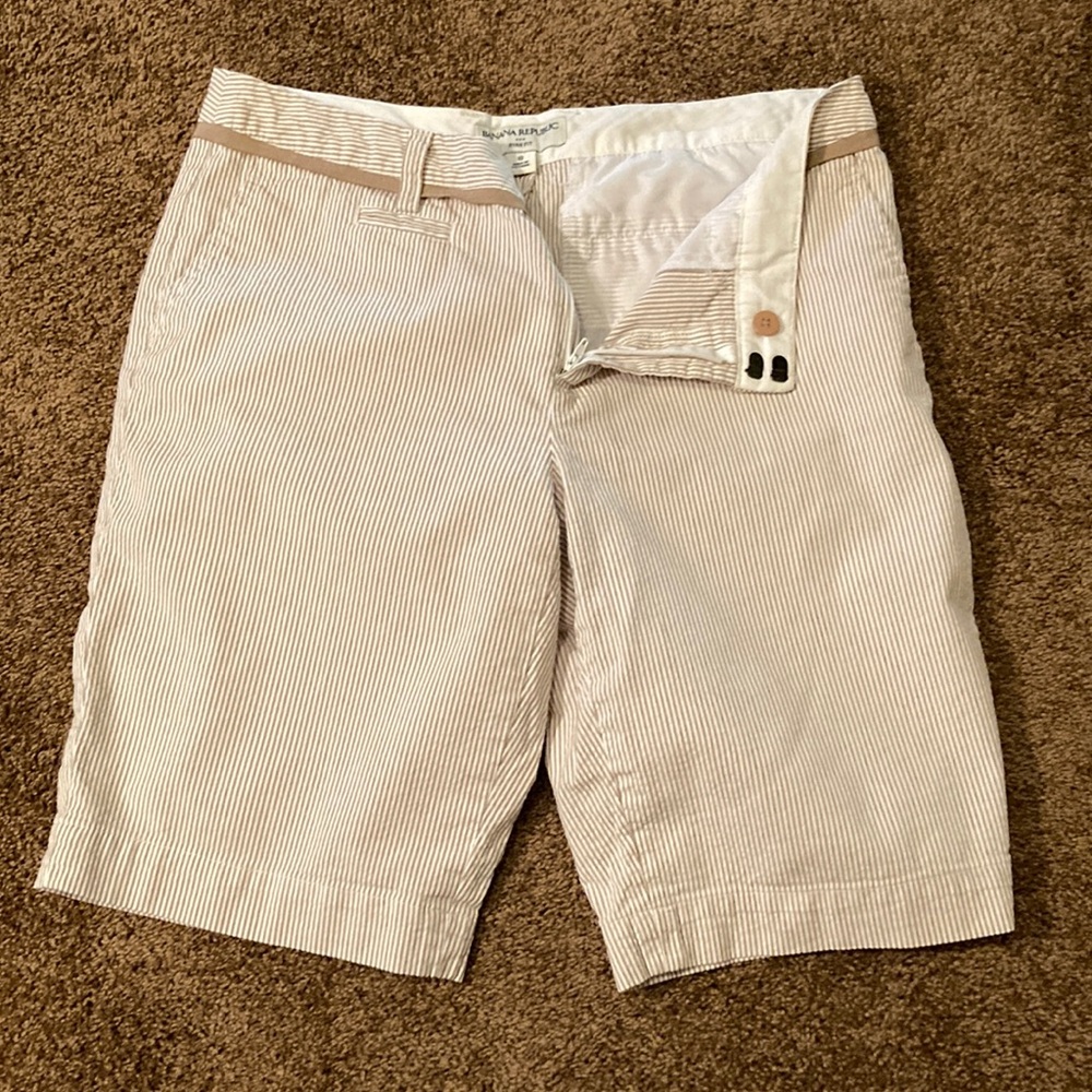 BANANA REPUBLIC “RYAN FIT” SHORTS. SIZE 10. TAN & WHITE. COTTON. EUC